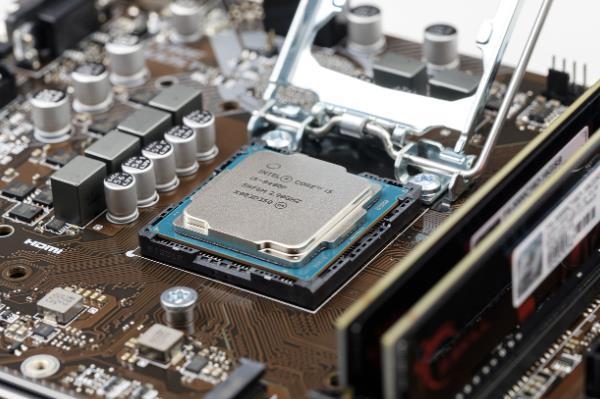 处理器（CPU）：电脑的大脑