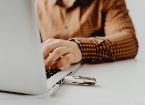 检查磁盘管理工具中的设备状态 检查磁盘管理工具中的设备状态